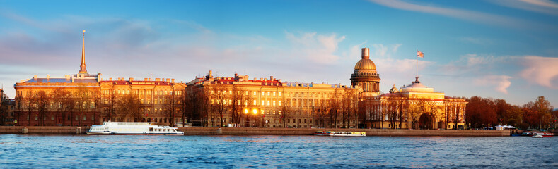 Obraz premium View to Saint Petersburg in the evening. City panorama at sunset with Isaac cathedral and Admiralty
