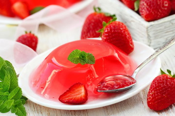 Fruit jelly with fresh strawberry