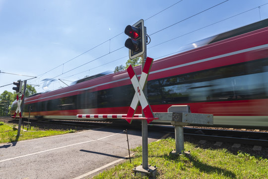 Schneller Personzug f&auml;hrt an Schranke vorbei