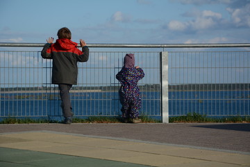 Neugierige Kinder am Geländer