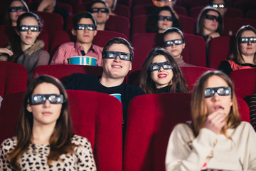 Obraz premium A couple in love in a movie theater on watching 3D
