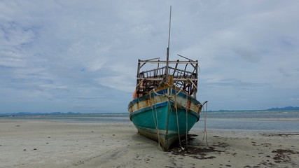 Fischerboote am Strand, am Ufer auf Ko Samui in Thailand
