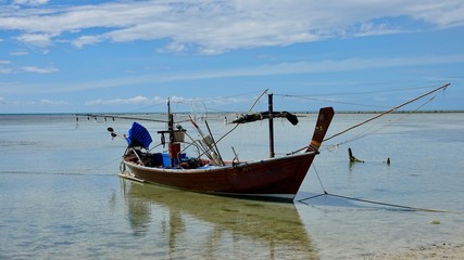 Fischerboote am Strand, am Ufer auf Ko Samui in Thailand