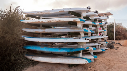 Fototapeta na wymiar Surfbretter warten auf Surfschüler auf Fuerteventura