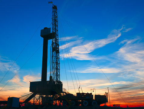 drilling rig against the backdrop of the setting sun