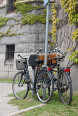 Fototapeta na wymiar Two bicycles near a wal