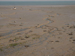 Sillon d'eau à marée basse sur la plage