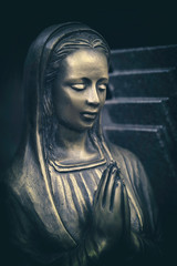 weibliche bronze statue mit betenden händen