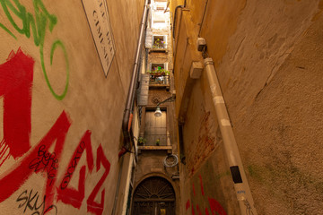 Fototapeta na wymiar Small alley in Venice