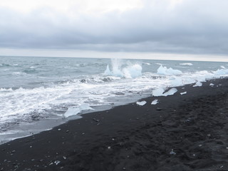 Eis an isländischem Strand