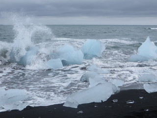 Eis an isländischem Strand