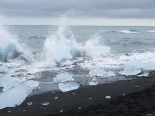 Eis an isländischem Strand
