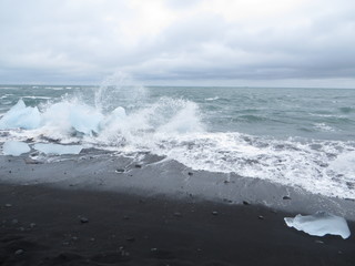 Eis an isländischem Strand