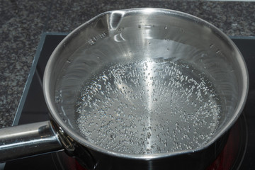 Kochendes Wasser im Topf - Pfanne mit heissem Wasser am Siedepunkt