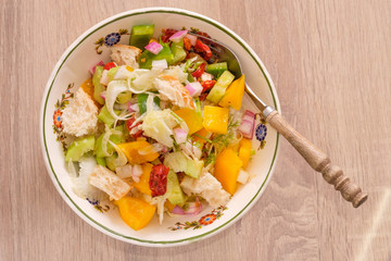 Panzanella italienischer Brotsalat in Schale als Draufsicht