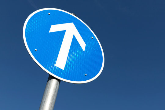 Deutsches Verkehrszeichen: Vorgeschriebene Fahrtrichtung − geradeaus