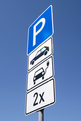 Deutsches Verkehrszeichen: Parkplatz für elektrisch betriebene Personenkraftwagen