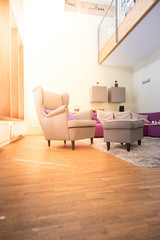 Bequemer Ohrensessel in Designerwohnung, Lichteinfall