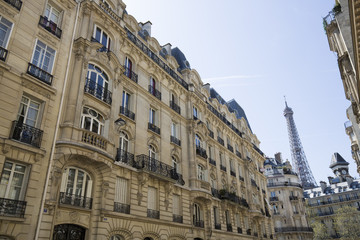 belle façade d'immeuble parisien et Tour Eiffel