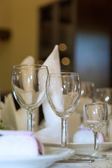 Три бокала. Банкет, столы, цветы, бокалы, тарелки.