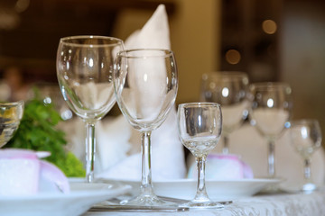 Три бокала. Банкет, столы, цветы, бокалы, тарелки.