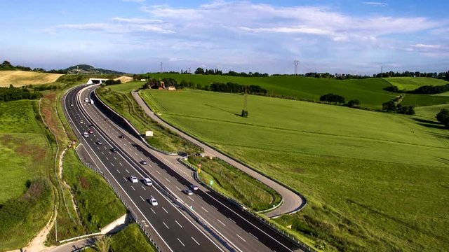 Tratto di autostrada collinare vista dal drone