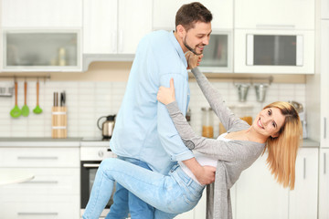 Obraz premium Happy couple dancing in kitchen