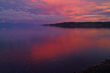 Obraz premium Frame of a time lapse - Sunset in Frutillar overlooking Lake Llanquihue and the Osorno and Calbuco volcanoes