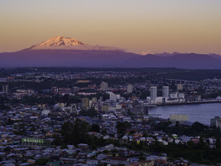 Panoramic photo of the city of Puerto Montt at sunset, with a view of the Calbuco volcano