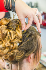 Fototapeta premium coiffeur/femme chez le coiffeur