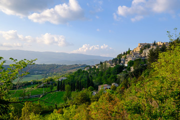 Vue panoramique sur le village de Lurs au printemps. Alpes de Haute Provence, France.
