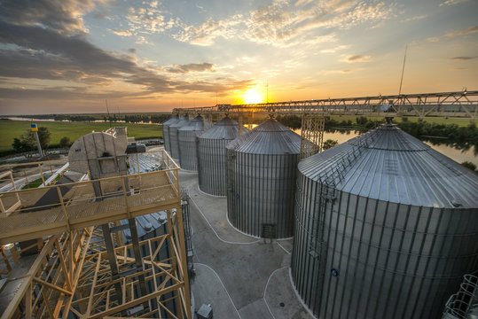 metal tanks for storage of grain (elevator)