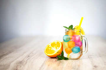 Kolorowy napój z kostkami lodu ,miętą i pomarańczą