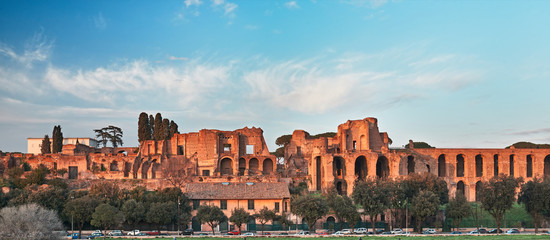 Naklejka premium Rzym, Domus Severiana i Świątynia Apolla Palatyna widziana z Circus Maximus