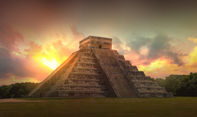 Fototapeta na wymiar Mexico, Chichen Itzá, Yucatán. Mayan pyramid of Kukulcan El Castillo at sunset