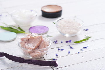 Naklejka premium grooming products and fresh lavender bouquet on white wooden table background