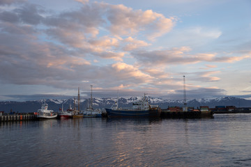 Mitternachtssonne über dem Hafen von Húsavík - Skjálfandibucht / Nord-Island