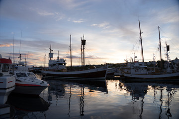 Mitternachtssonne über dem Hafen von Húsavík - Skjálfandibucht / Nord-Island