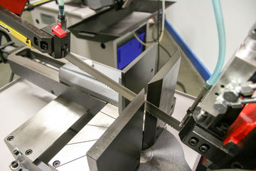 Obraz premium Piła taśmowa do cięcia ukośnego lub piła taśmowa