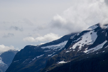 Hochgebirge in Norwegen, Gipfel im Schnee