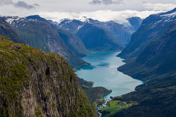 Blick von den Bergen auf einen Fjord in Norwegen