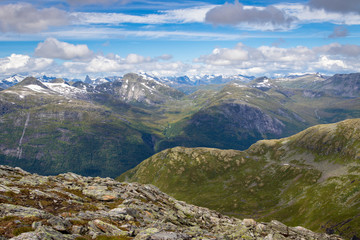 Fototapeta premium Aussicht über die Berge mit wolkenlandschaft am himmel