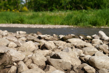 Steine bzw. Flusskiesel am Fluss.