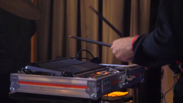 hombre tocando musica en vivo slowmotion
