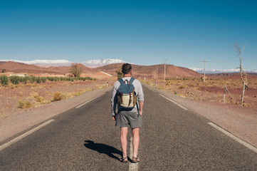 Obraz premium the man who decided to travel by hitchhiking