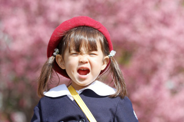 幼稚園の制服を着た幼児と桜 (3歳児)