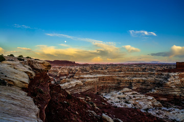 Fototapeta premium At the Maze Overlook (in the remote Maze District of the Canyonlands National Park in Utah, sunsets are always spectacular, especially when there are clouds.