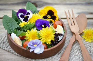 Obraz na płótnie Canvas organic salad with flowers, close up. salad of dandelions with vegetables and eggs