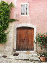 Fototapeta na wymiar Provence: Mediterrane Altbaufassade mit Fensterläden, rosa