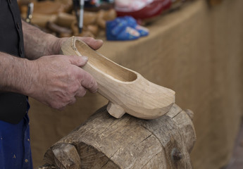 A craftsman is holding a madre&ntilde;a 
